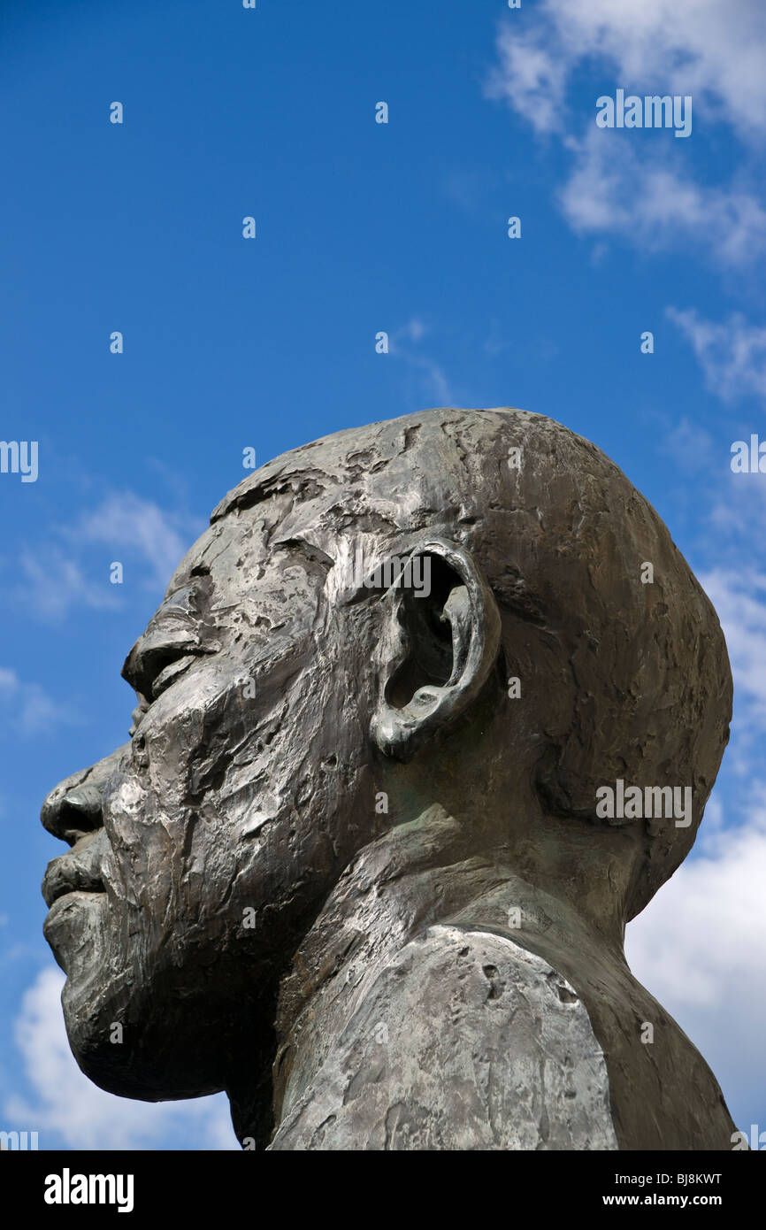 Statue of Nelson Mandela on London's South Bank Stock Photo Alamy