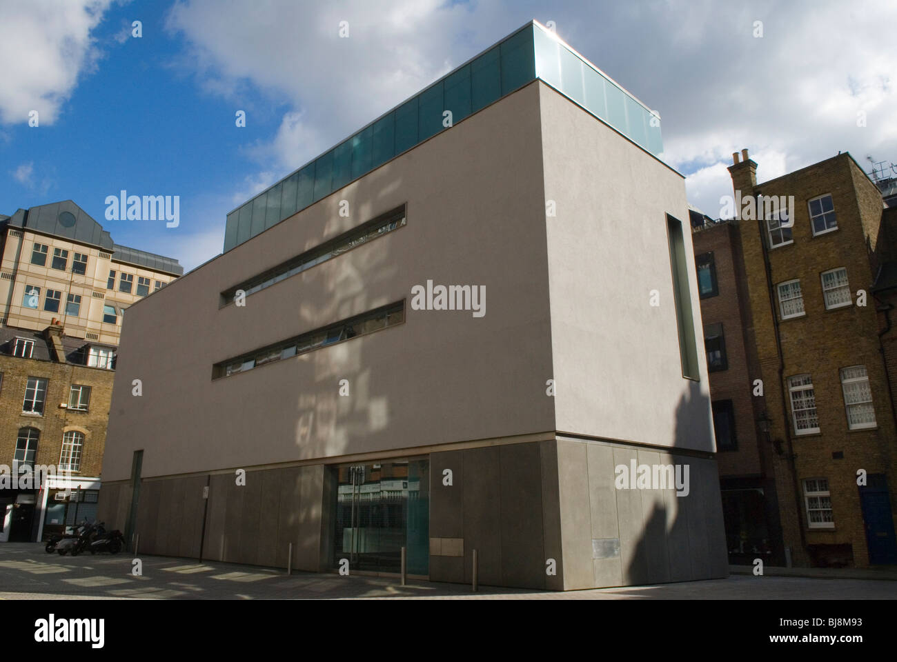 White Cube art gallery, Masons Yard London UK HOMER SYKES Stock Photo ...