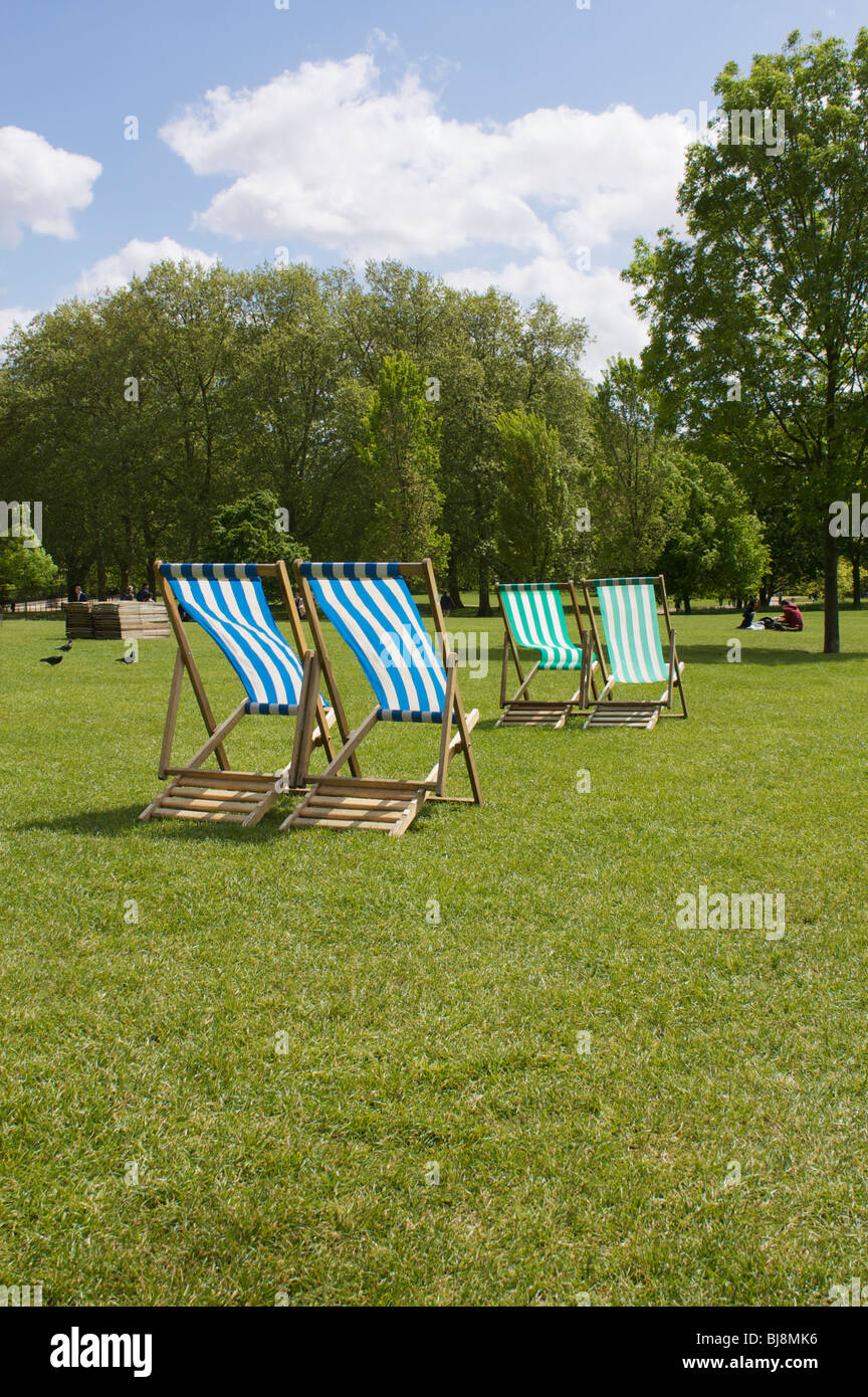 Deck chairs in st james park Stock Photo - Alamy