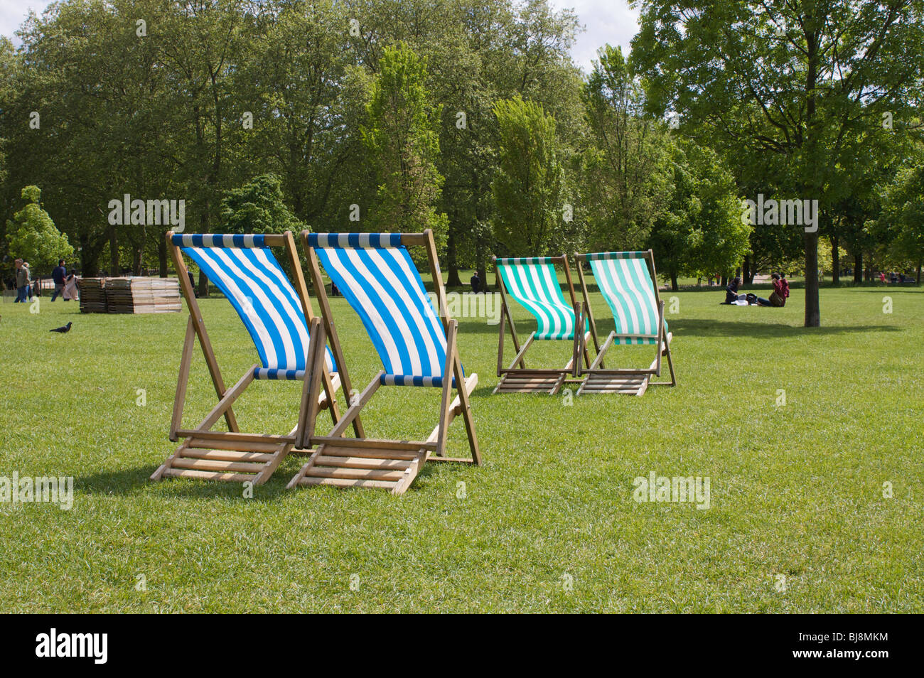 Deck chairs in st james park Stock Photo - Alamy
