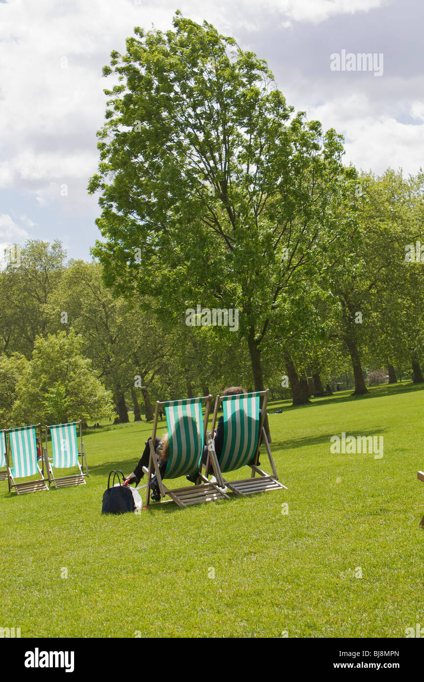 Deck chairs in st james park Stock Photo - Alamy