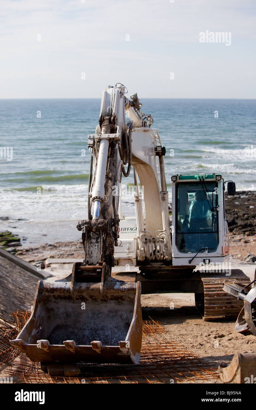 Excavator on a beach hi-res stock photography and images - Alamy