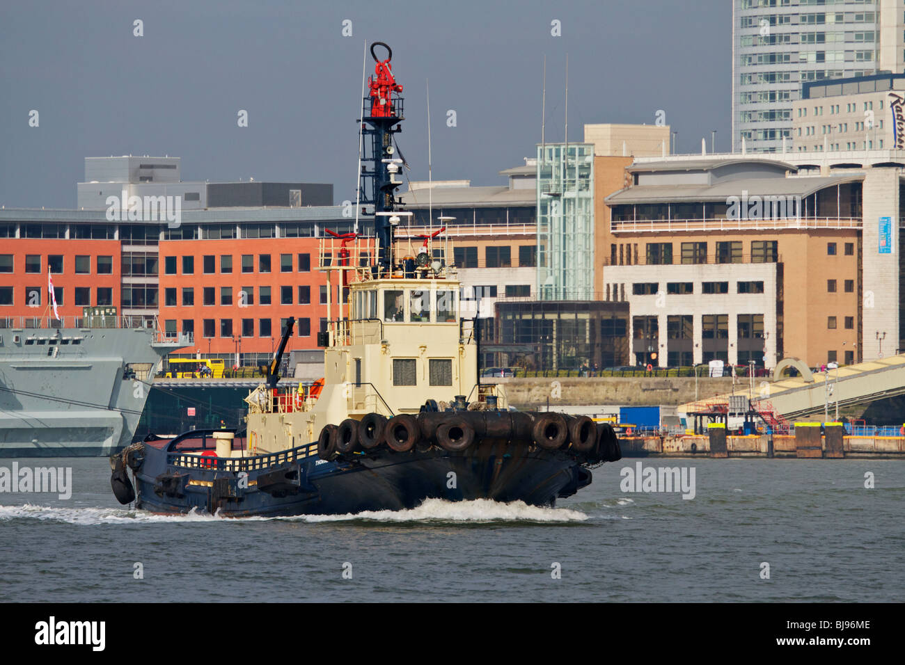 Liverpool tug THORNGARTH  heading up river after assisting HMS  ALBION to tie up at the Liverpool Cruise terminal Stock Photo