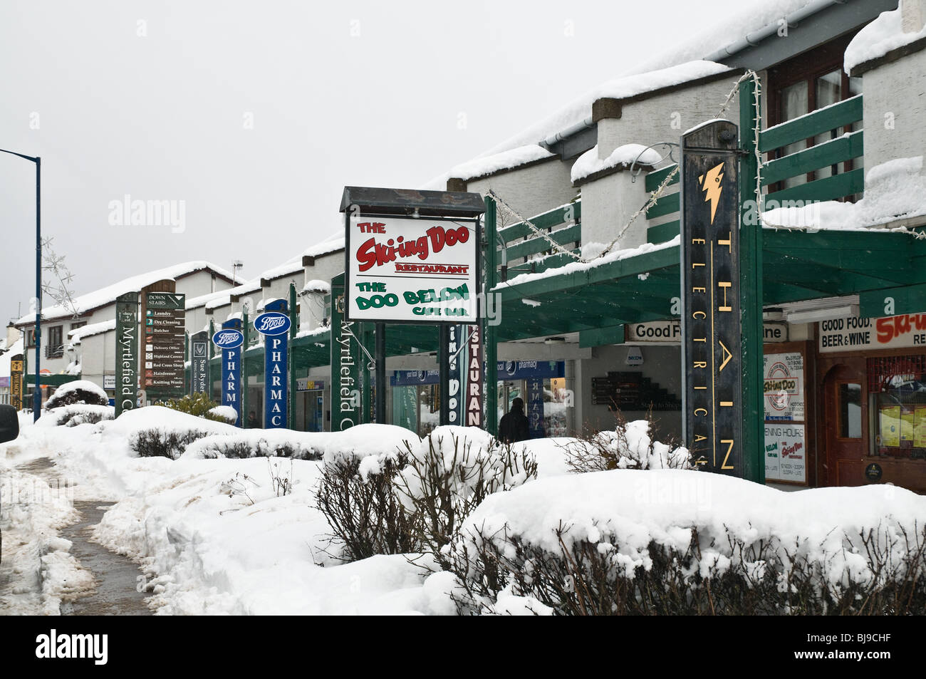 dh  AVIEMORE INVERNESSSHIRE Snow covered shopping centre winter resort Stock Photo