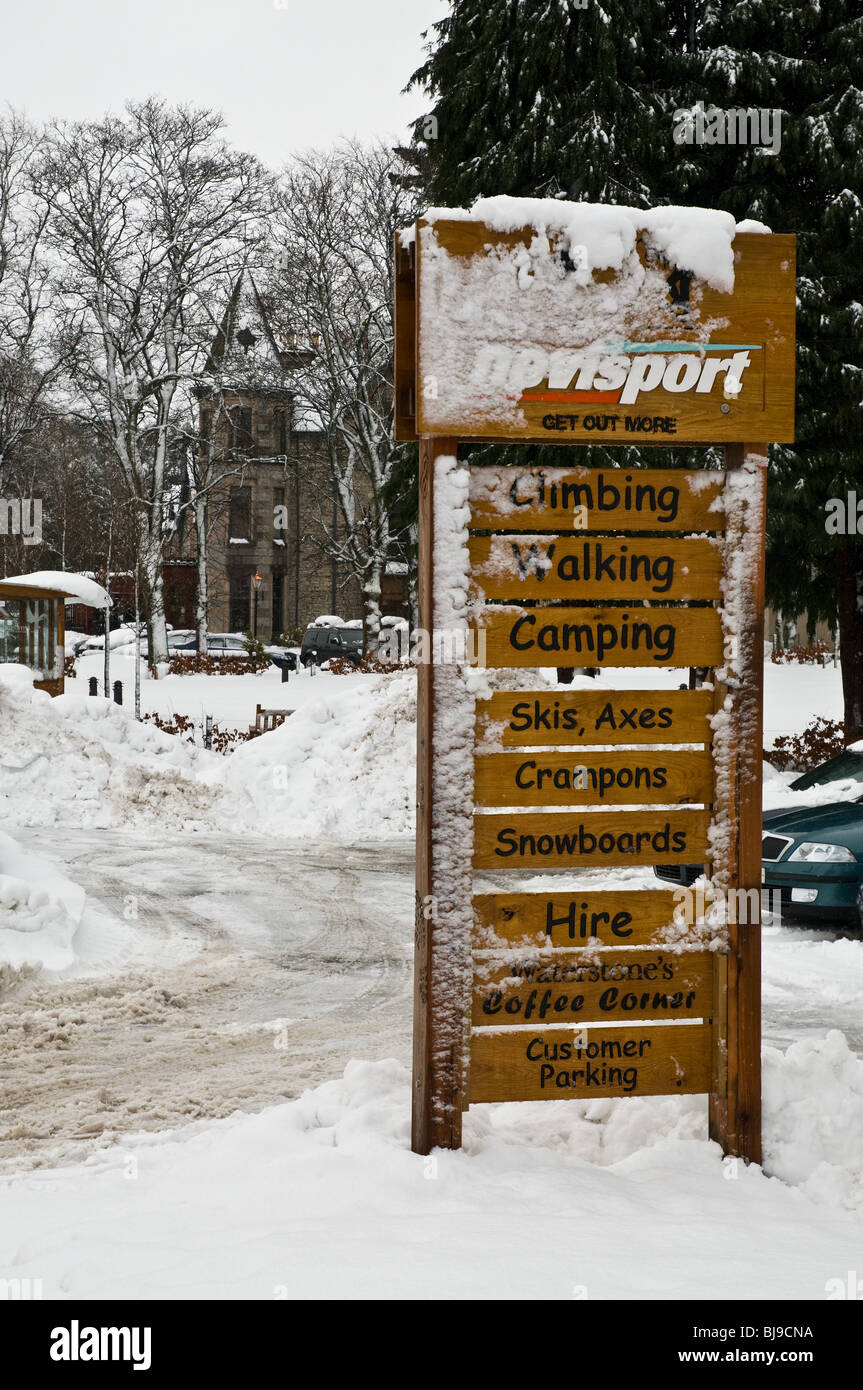 dh  AVIEMORE INVERNESSSHIRE Winter sports snow covered shop sign post ski wintery Stock Photo