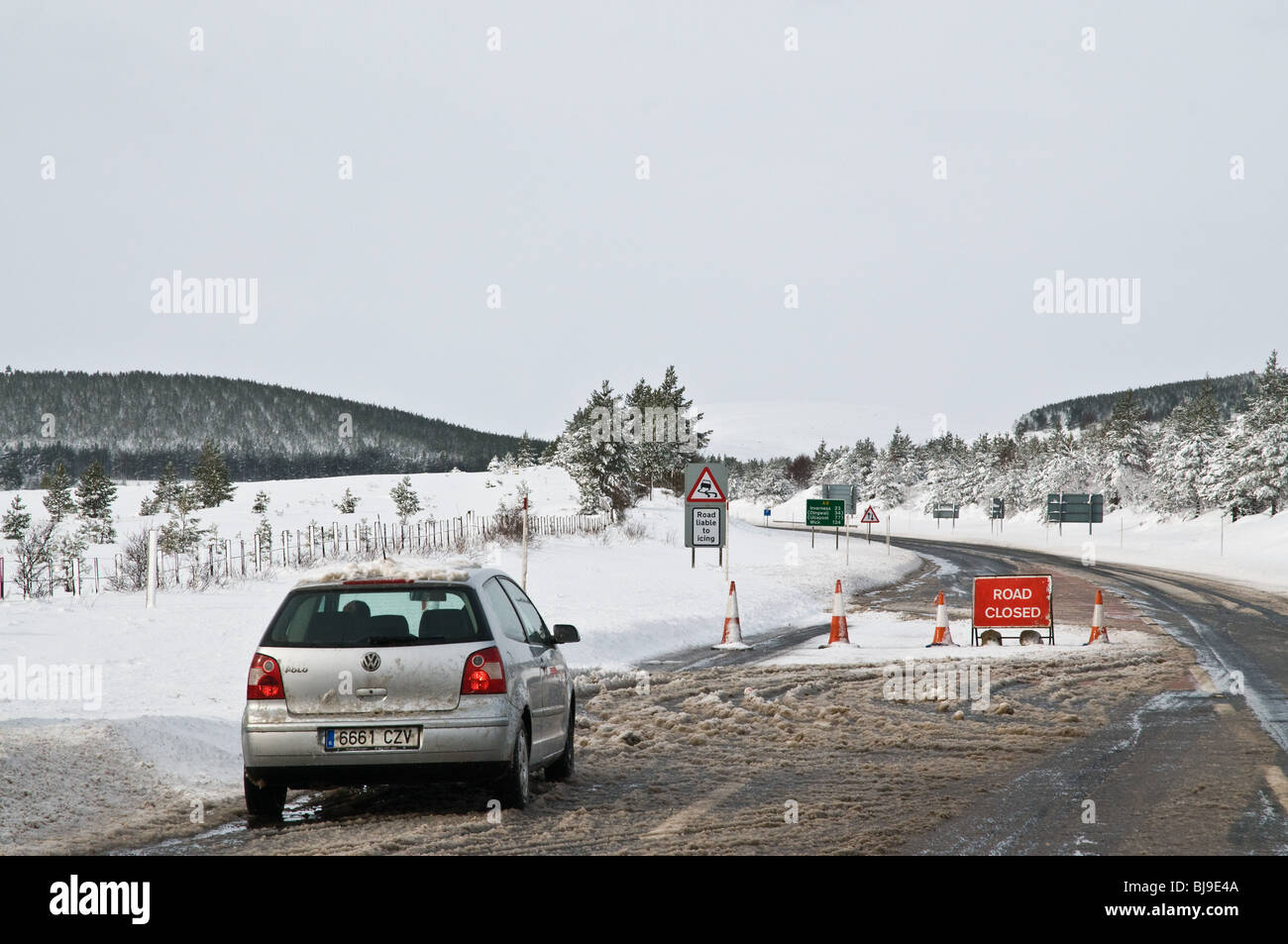 dh  TRANSPORT INVERNESSSHIRE A9 road closed snow roadblock car waiting snowy winter country road scotland disruption blocked uk roads block Stock Photo