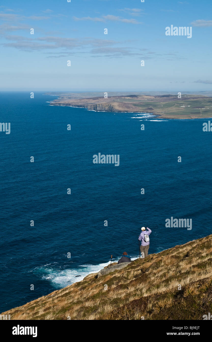 dh  HOY SOUND ORKNEY Tourist ramblers Cuilags hillside Hoy hills viewing west coast of Orkney Stock Photo