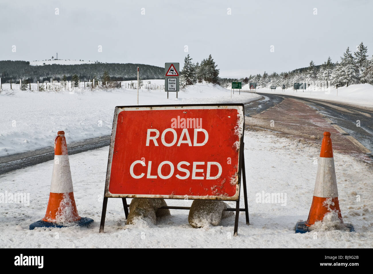 dh  A9 ROAD INVERNESSSHIRE Closed sign snow roadblock bollards snowy winter country road scotland disruption blocked scottish highlands uk impassable Stock Photo
