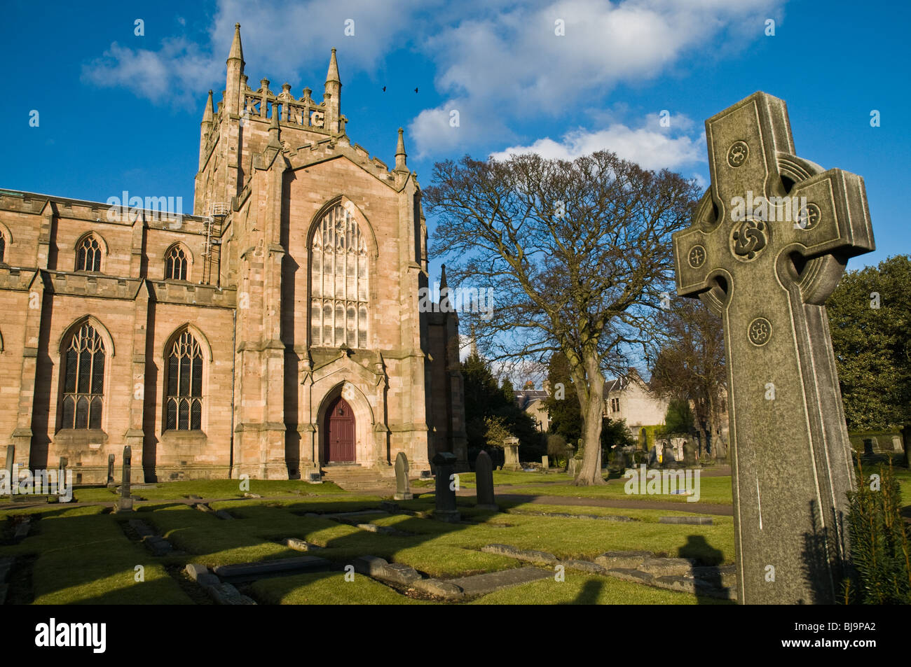 dh Dunfermline Abbey DUNFERMLINE FIFE Dunfermline Abbey south nave and graveyard celtic cross gravestone scotland Stock Photo