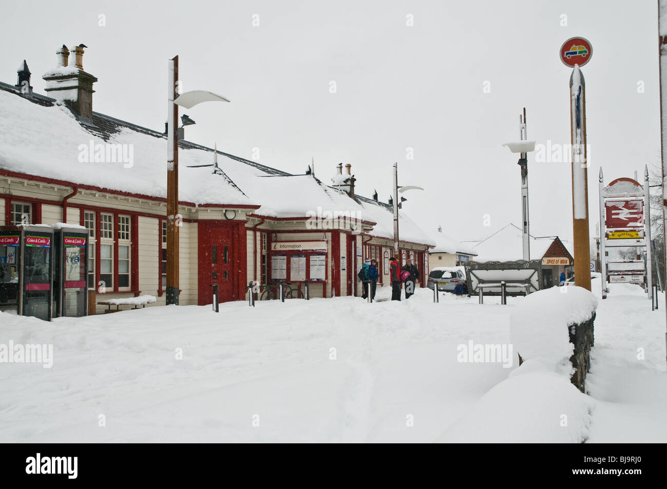 dh  AVIEMORE INVERNESSSHIRE Aviemore railway station buildings winter snow holiday ski resort Stock Photo