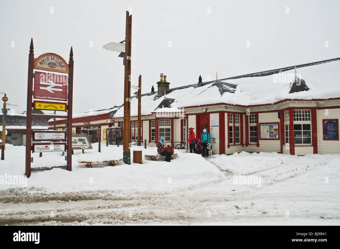 dh Railway station buildings AVIEMORE INVERNESSSHIRE Winter snow holiday ski resort scotland uk Stock Photo
