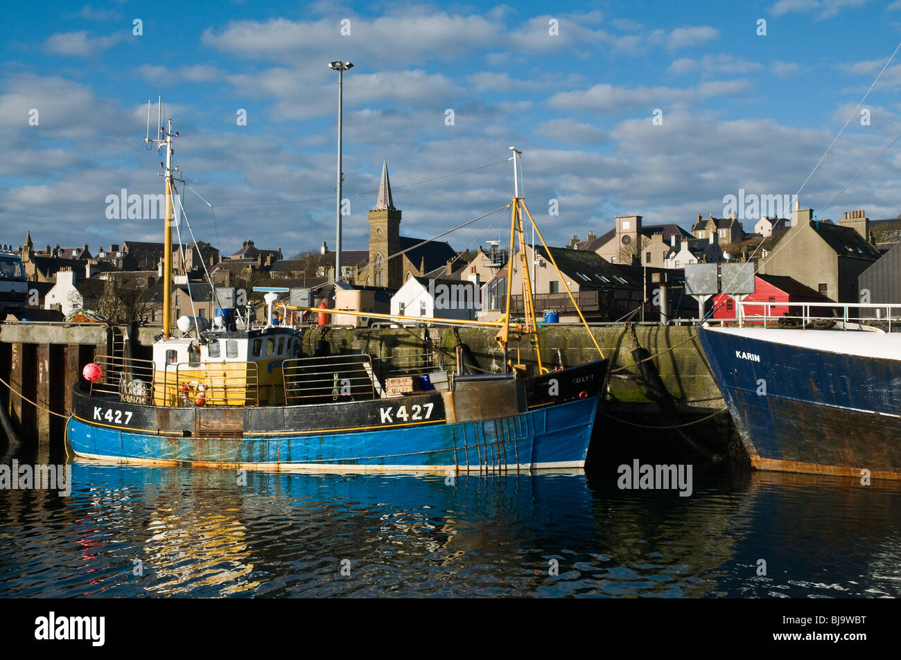 dh Stromness harbour STROMNESS ORKNEY Fishing boat alongside quay Stromness harbour pier harbor Stock Photo