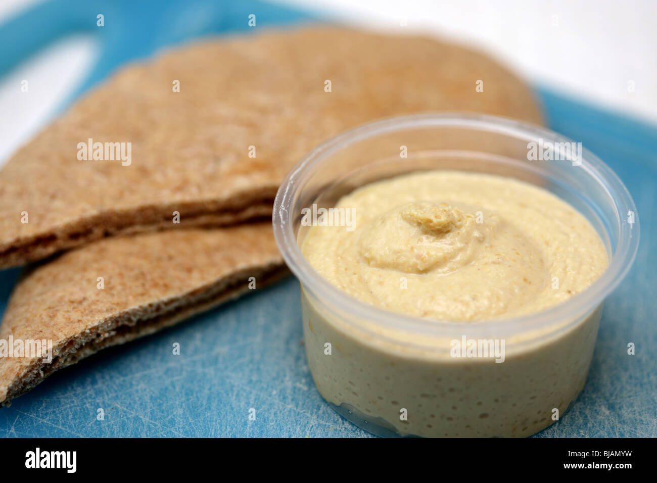 Hummus and Pitta Bread Stock Photo - Alamy