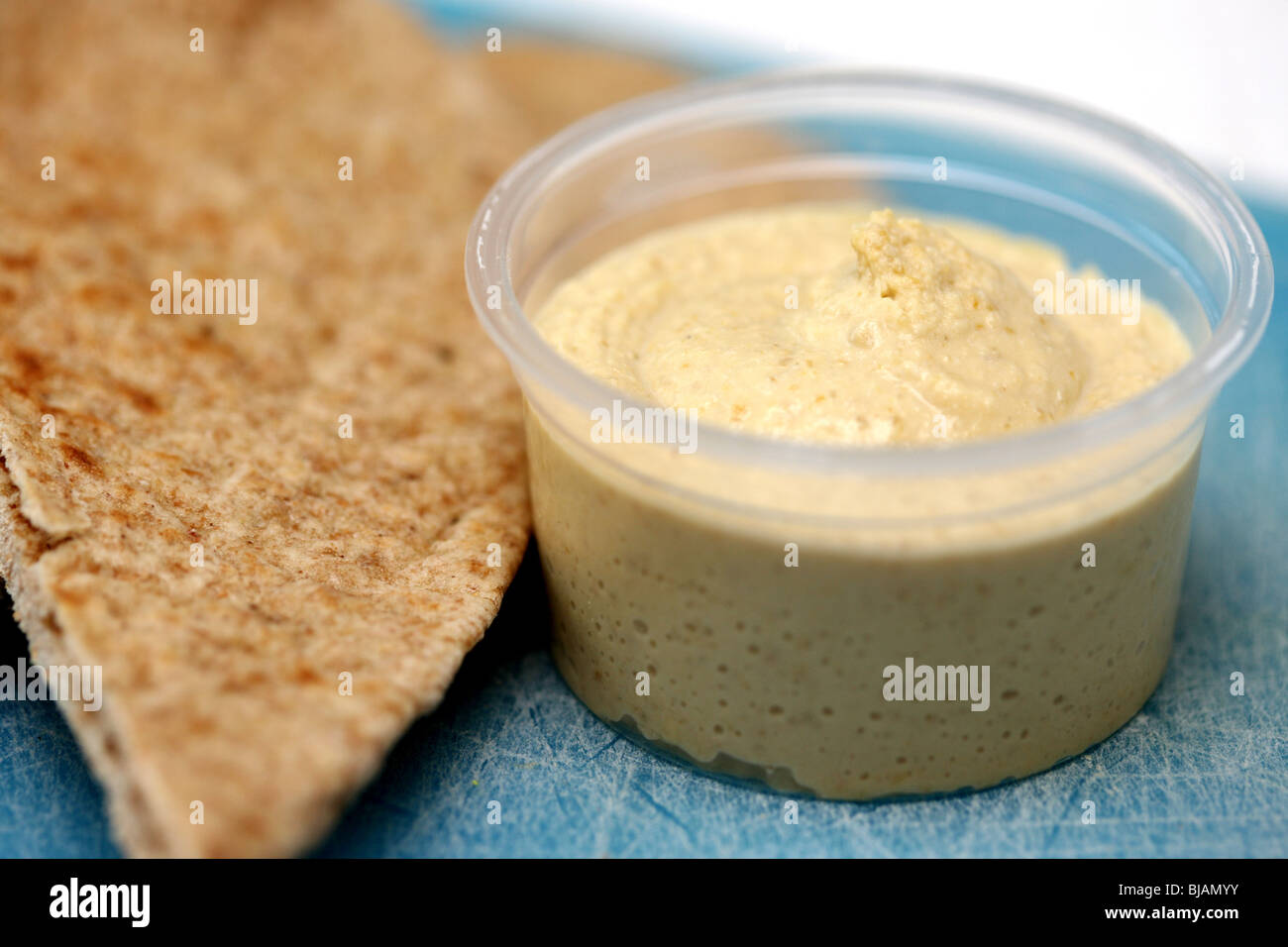 Hummus and Pitta Bread Stock Photo - Alamy