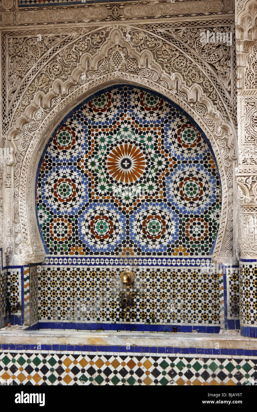 Fzellīj tiles decorating a fountain with elaborate Islamic geometric patterns in Fes, Morocco Stock Photo