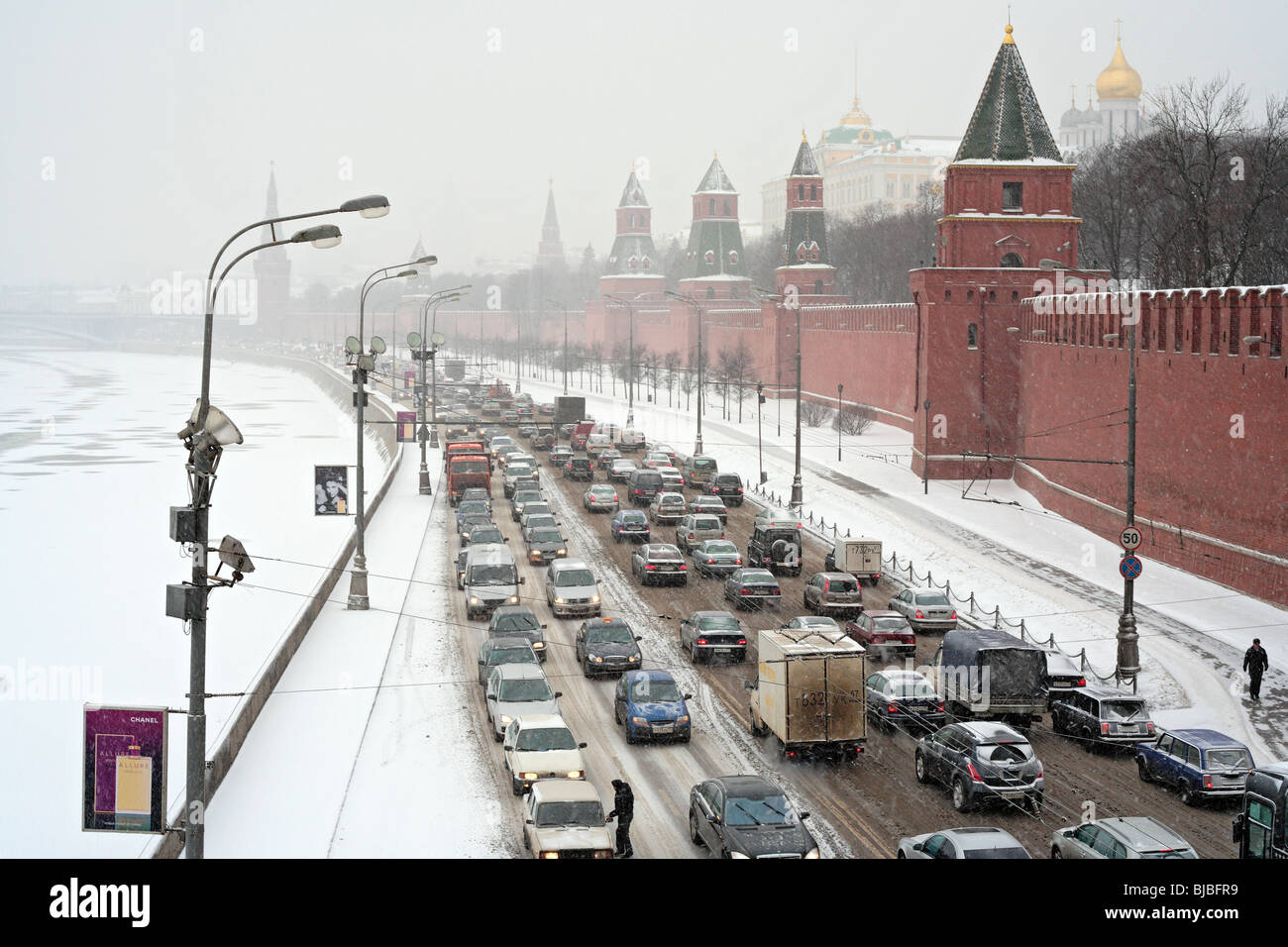 City traffic at snowy winter day, Kremlin embankment, Moscow, Russia Stock Photo