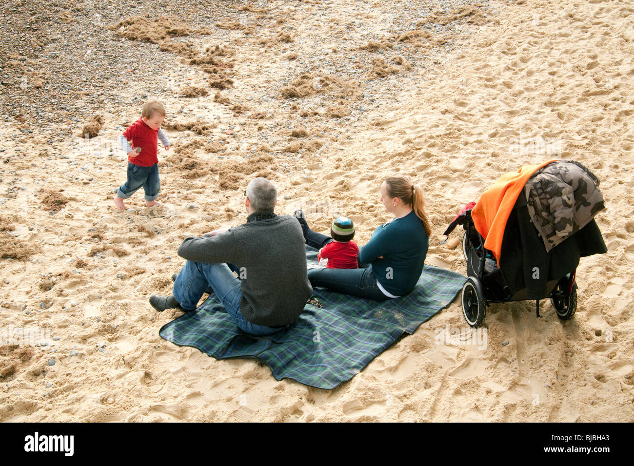 English beach family hi-res stock photography and images - Alamy