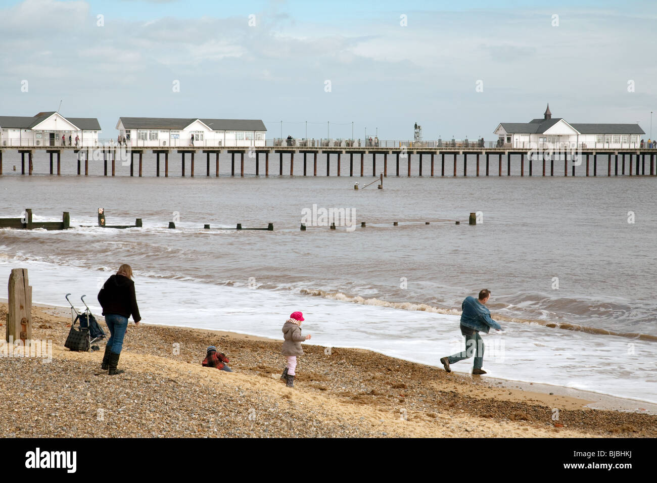English beach family hi-res stock photography and images - Alamy