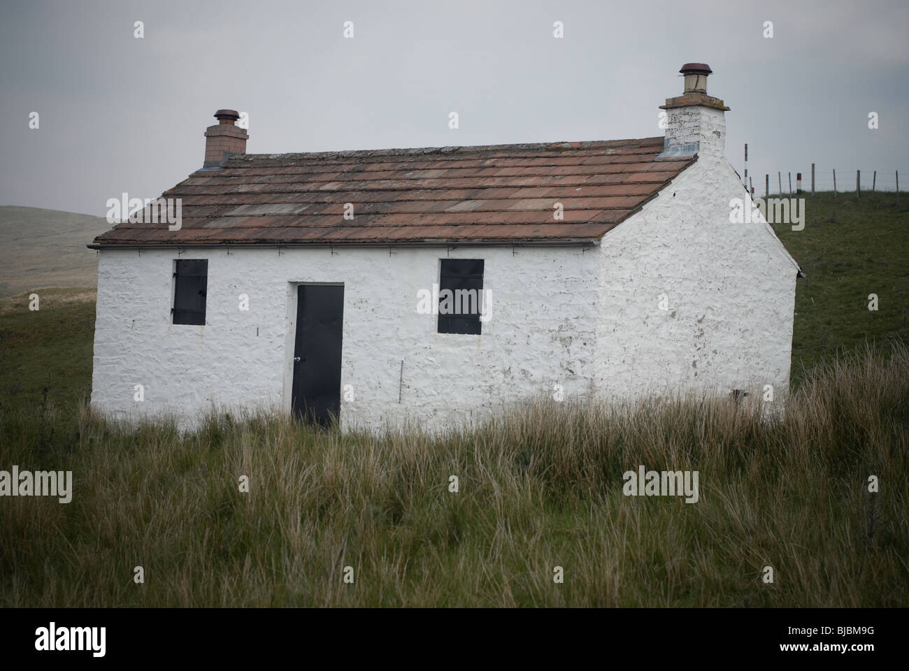 Tiny white cottage hi-res stock photography and images - Alamy