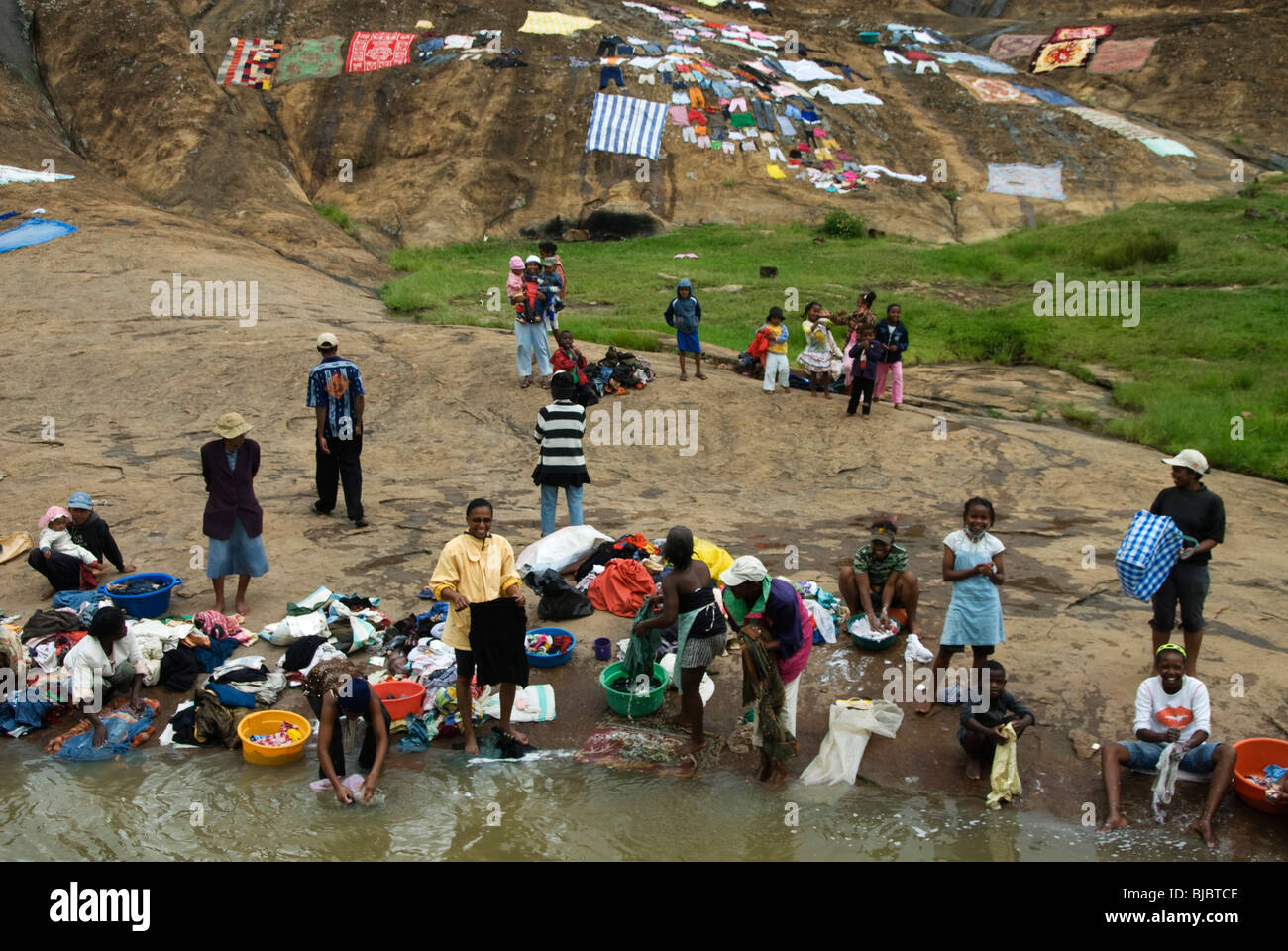 Women washing clothes in river hires stock photography and images Alamy
