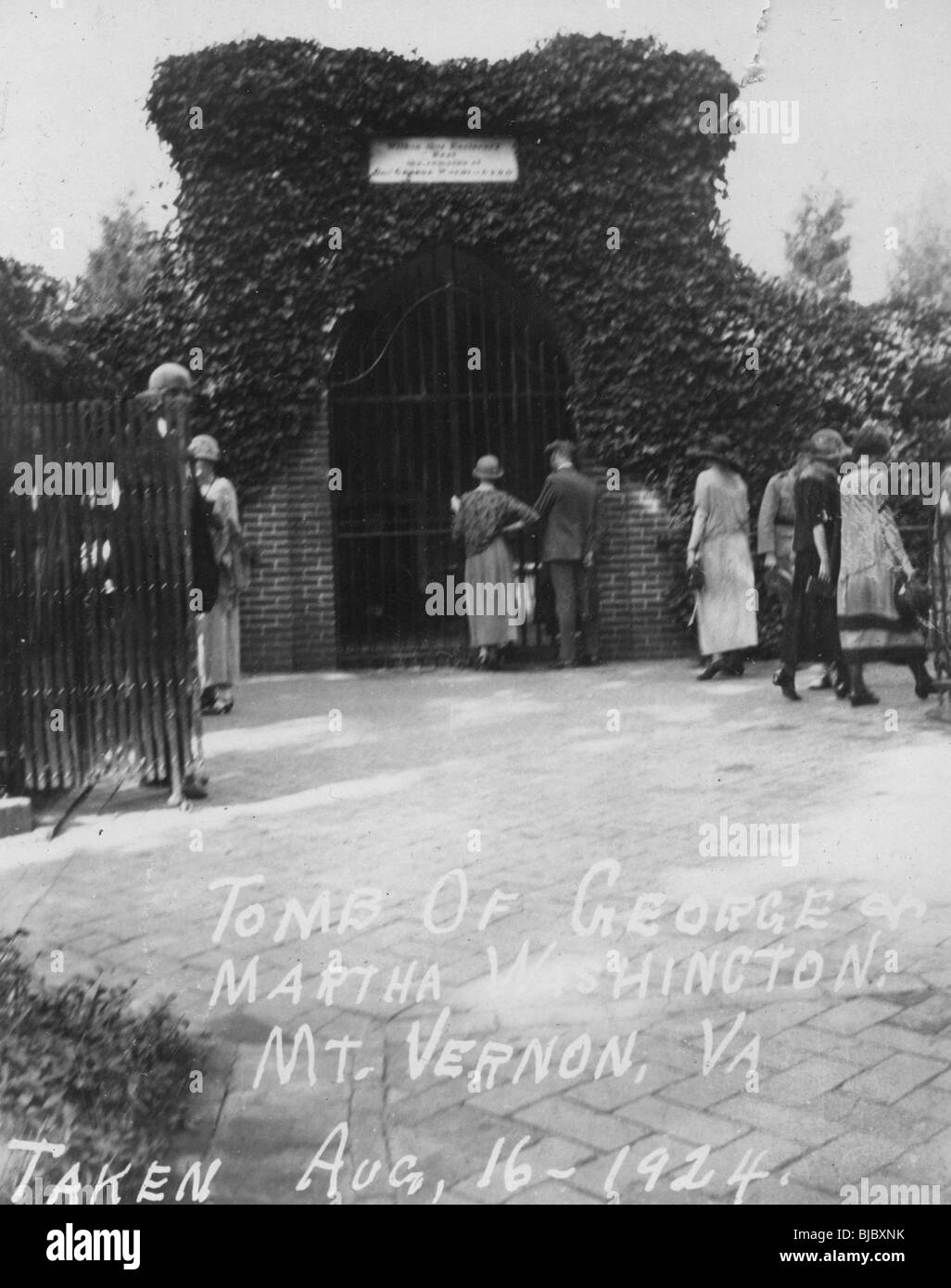 Tourists at the tomb of George and Martha Washington. Mount Vernon, Virginia 1920s fashion roaring 20s tourism travel fashion Stock Photo