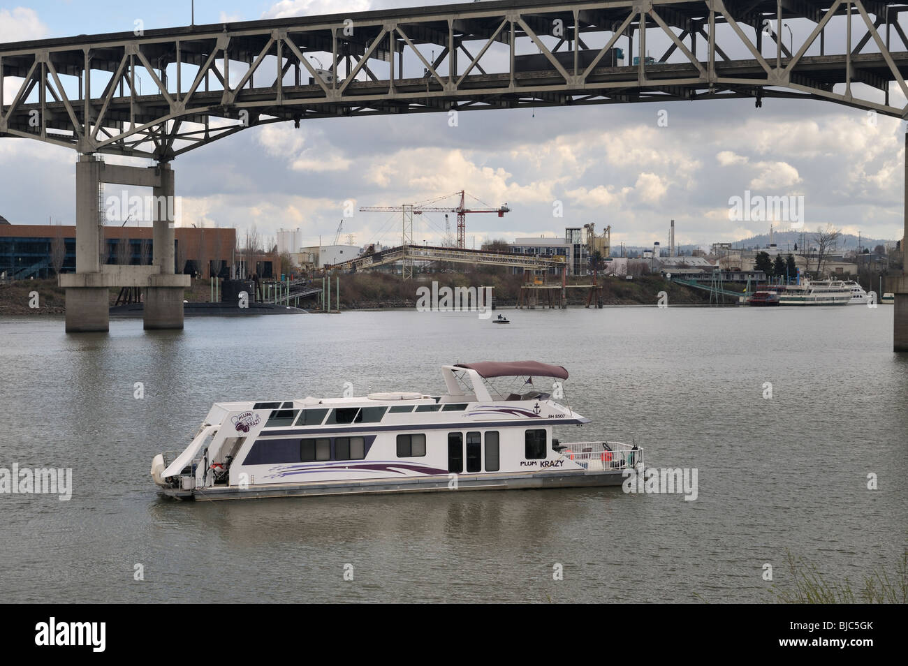 Houseboat willamette river hires stock photography and images Alamy
