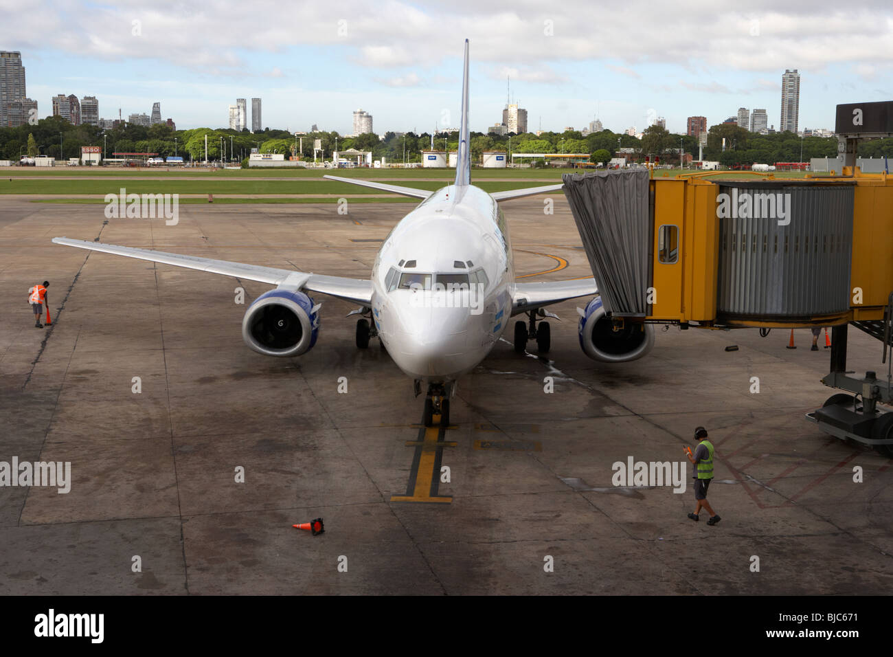 aerolineas argentinas aircraft stopped stand with ground crew aeroparque jorge newbery aep airport capital federal buenos aires Stock Photo
