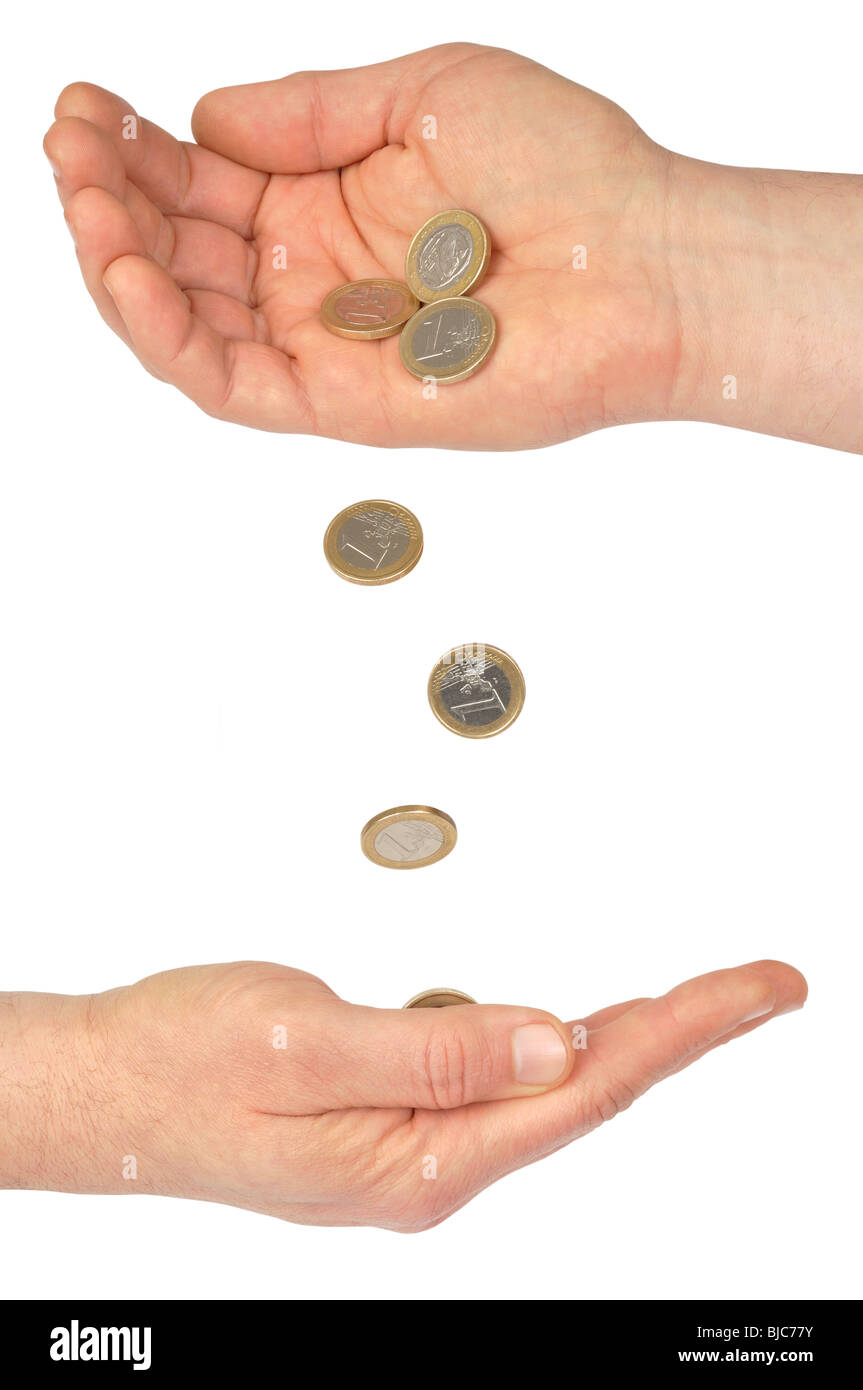 угадай в какой руке. положить монету в руку. монетки на детской руке. какой руке монетка. фокусы с монетой.