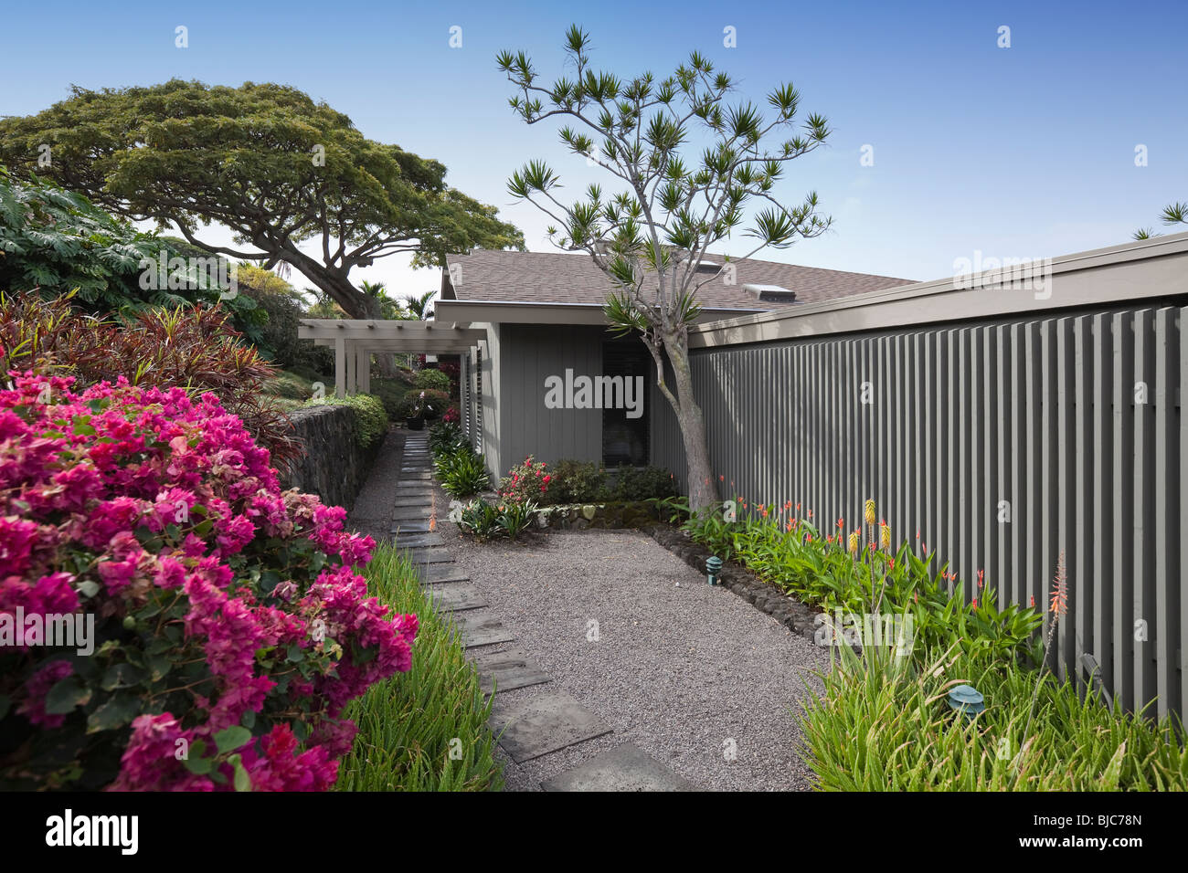 Exterior walkway hi-res stock photography and images - Alamy