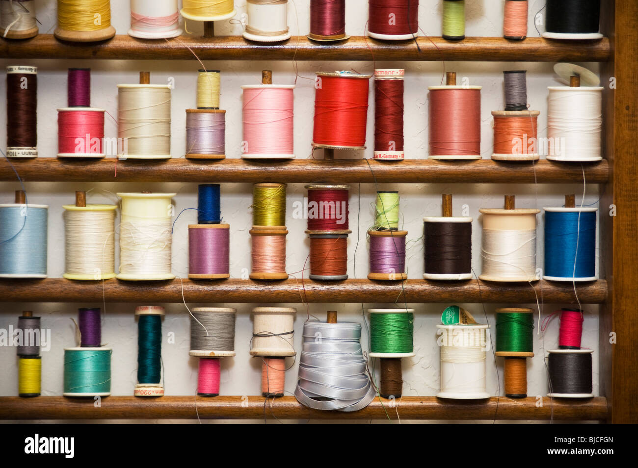 Rows of sewing thread for quilting quilts Stock Photo Alamy