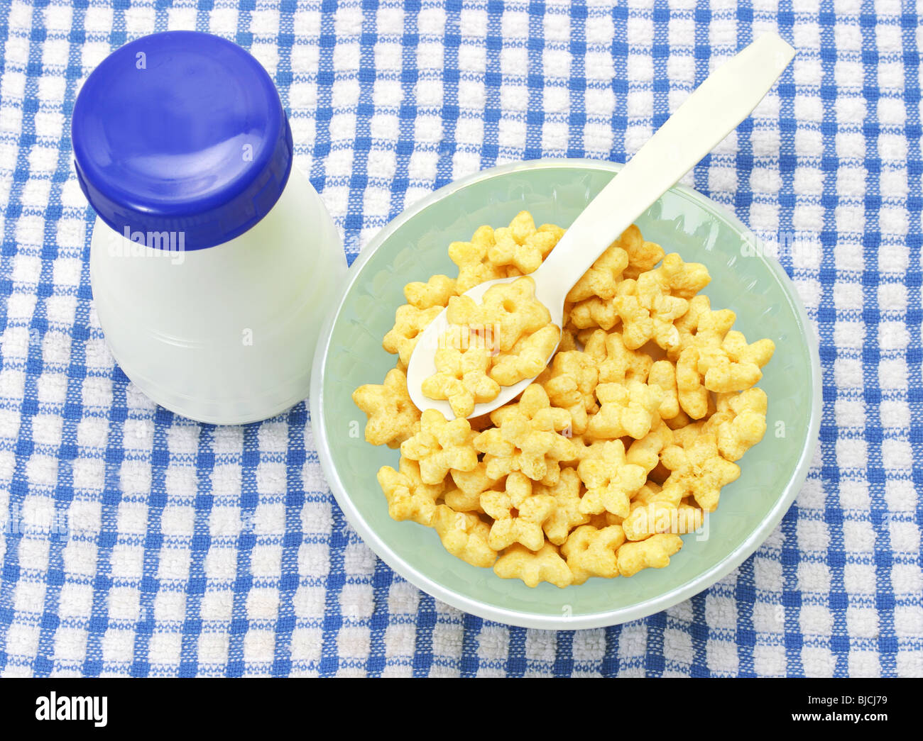 https://c8.alamy.com/comp/BJCJ79/a-bowl-of-star-shaped-cereal-and-a-bottle-of-milk-BJCJ79.jpg