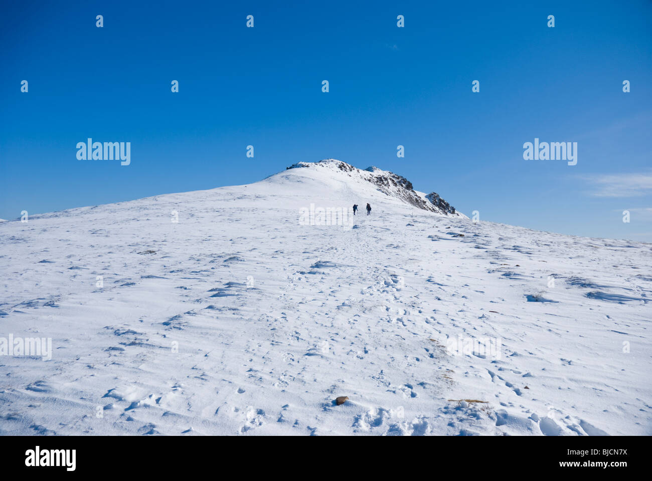 Two walkers on the snow covered Lake district fell of Dale Head Stock Photo