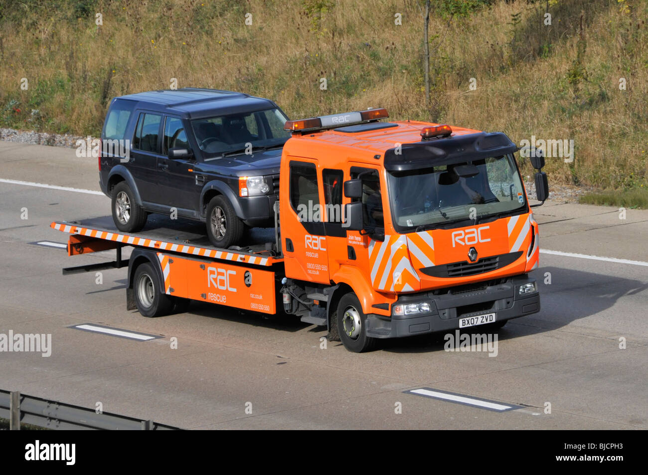 M25 UK motorway RAC breakdown rescue truck transporting a Land Rover car  Stock Photo - Alamy