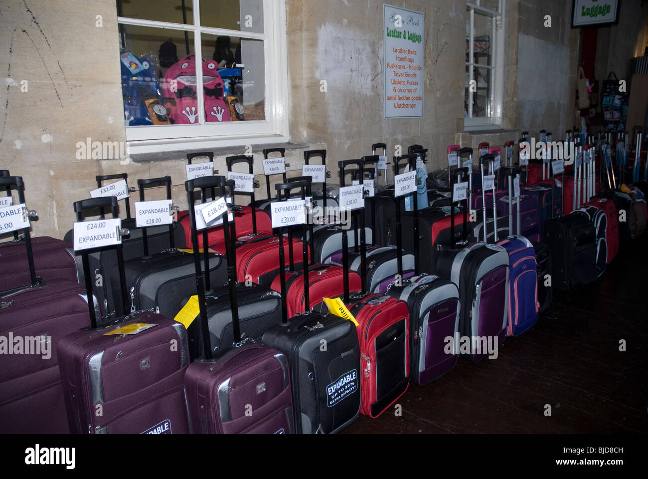 Luggage shop hi-res stock photography and images - Alamy