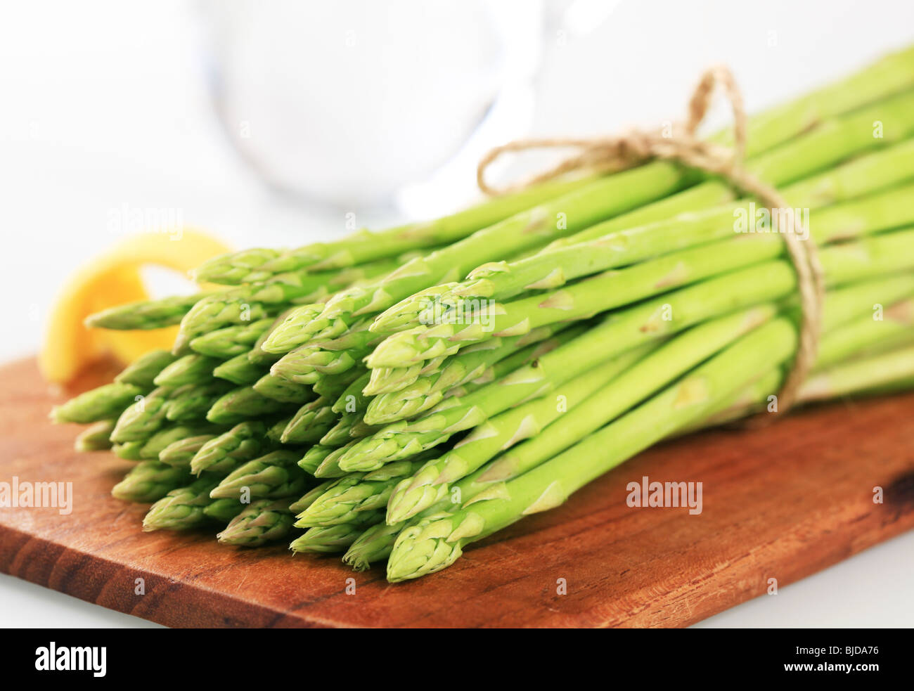 Спаржа свежая. Фото Fresh Asparagus. Лекарства из спаржи. Спаржа сырая. Спаржа что едят.