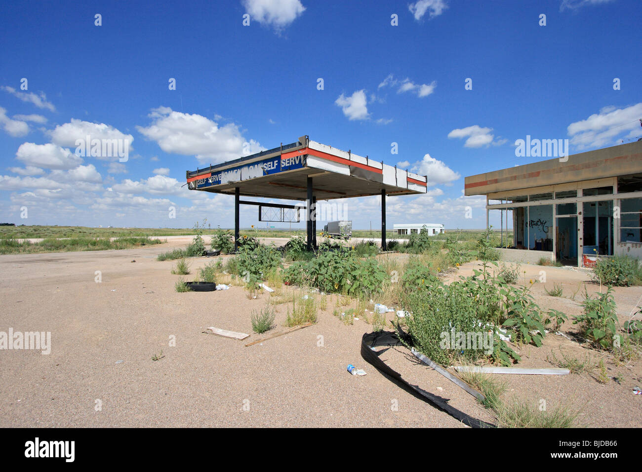 An abandoned petrol station in the steppe landscape of New Mexico, Glenrio, USA Stock Photo