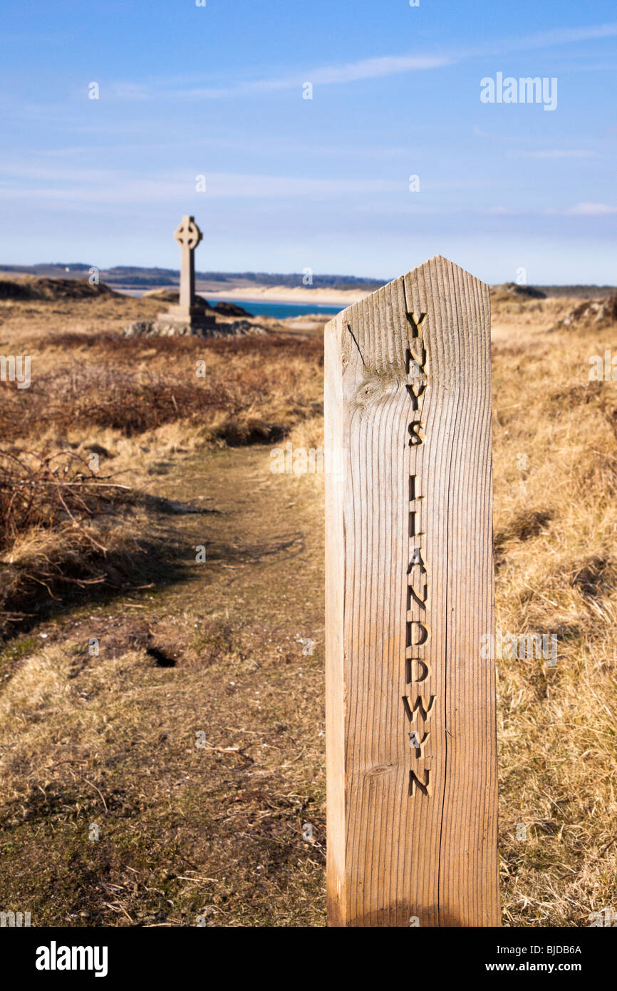 Ynys Llanddwyn path sign and Celtic stone cross. Llanddwyn Island, Newborough, Isle of Anglesey, North Wales, UK, Britain. Stock Photo