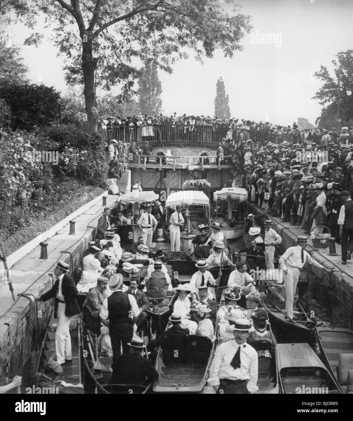 BOULTERS LOCK Maidenhead,Berkshire, England, in 1907. Crowds watch punt boats heading up the Thames for Henley Regatta Stock Photo