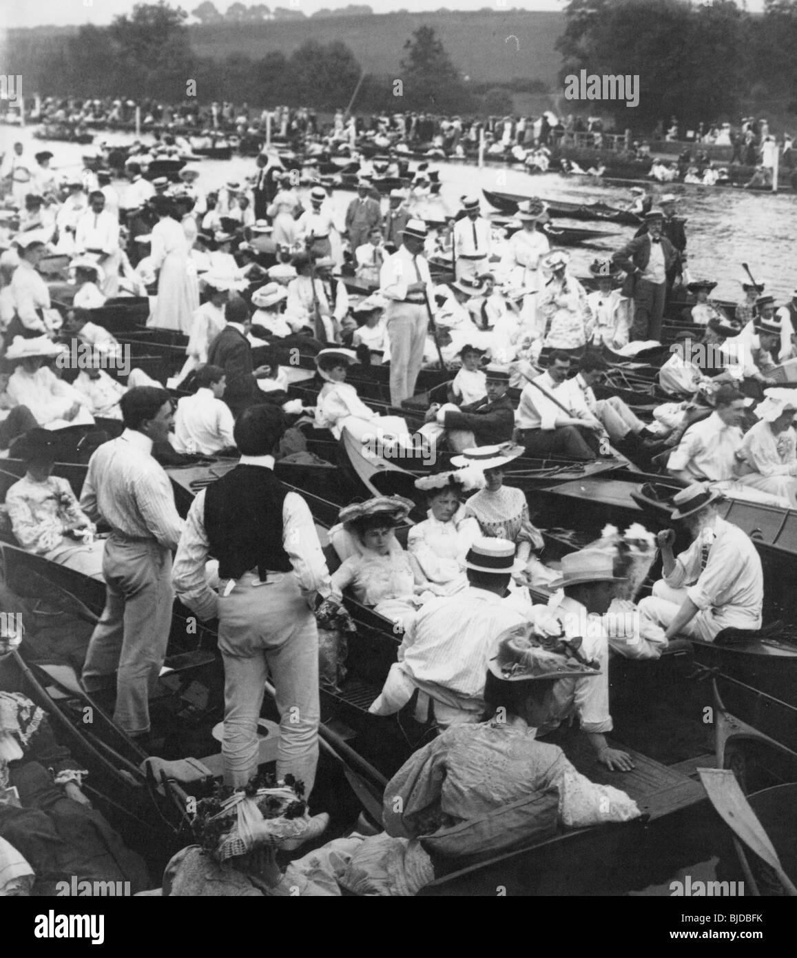 Henley Regatta Crowd Hi res Stock Photography And Images Alamy henley-regatta-crowd-hi-res-stock-photography-and-images-alamy