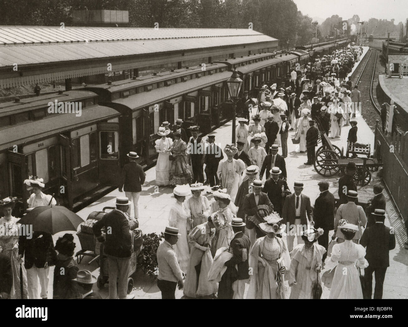 HENLEY REGATTA - Crowds arrive at Henley railway station in 1907 on their way to the Regatta Stock Photo