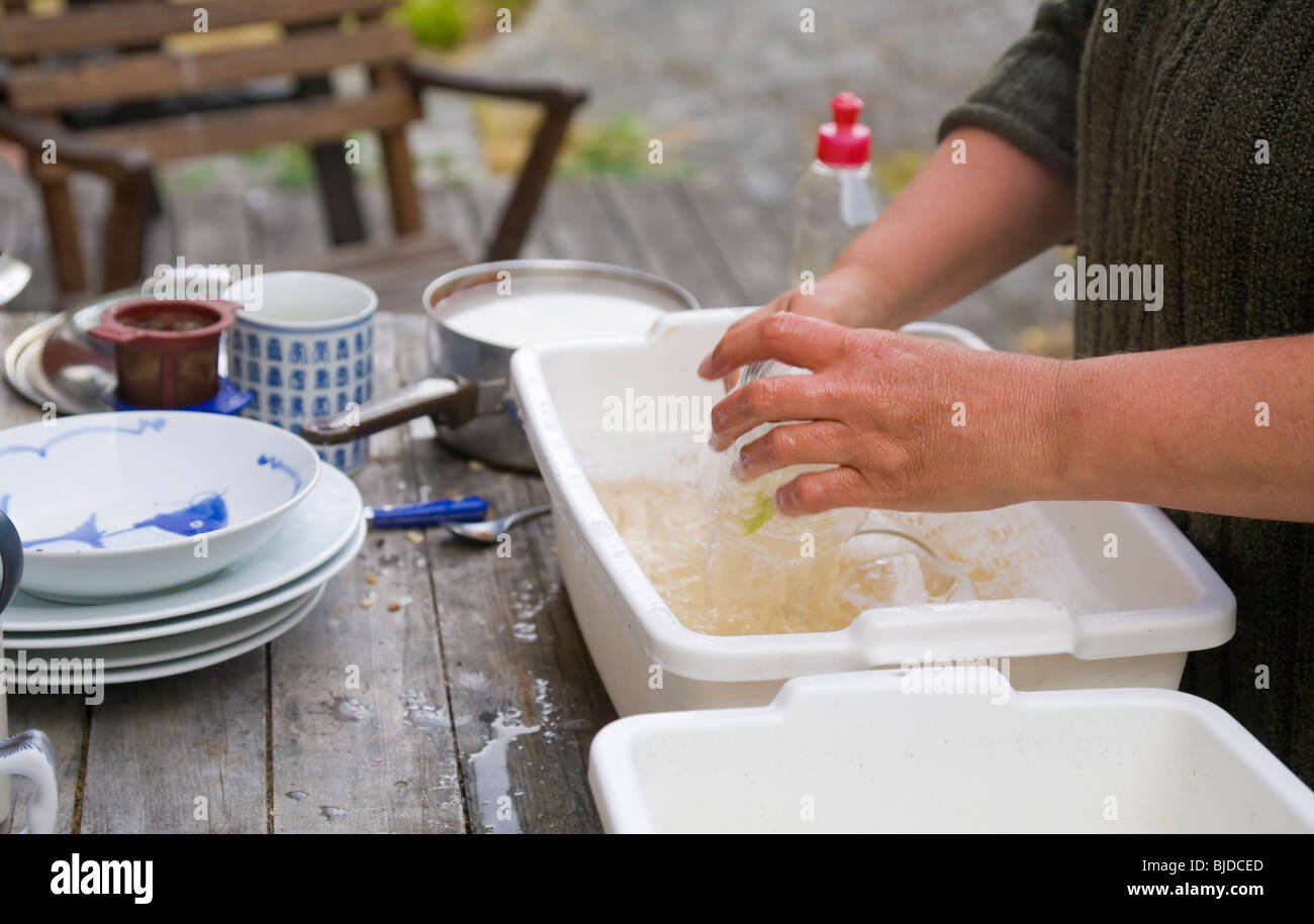 Cleaning dishes tub hires stock photography and images Alamy
