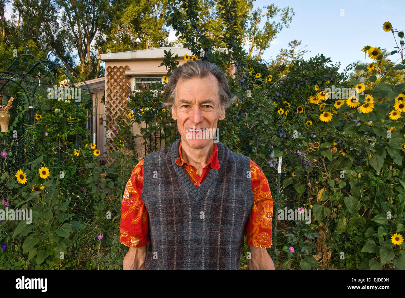 Man in front garden hi-res stock photography and images - Alamy
