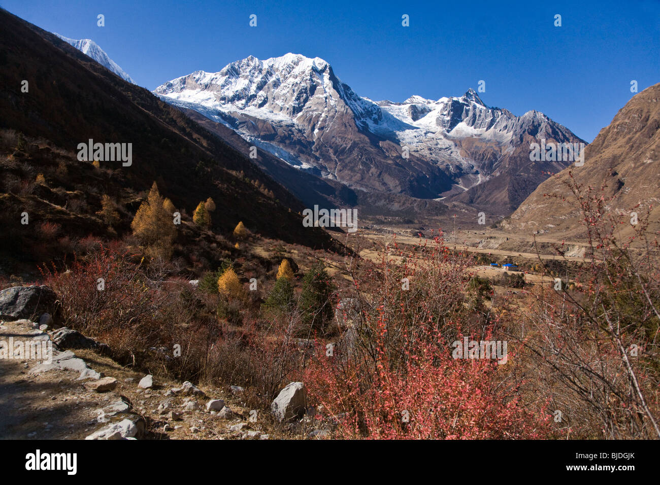MANASLU NORTH PEAK and a high altitude valley near SAMAGAUN - NUPRI REGION, NEPAL Stock Photo