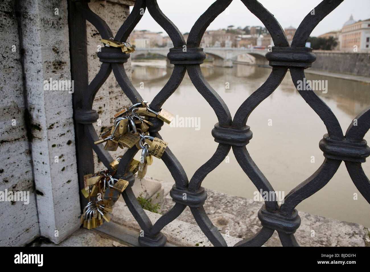rome padlocks on ponte sant angelo the place where young lovers leave BJDGYH