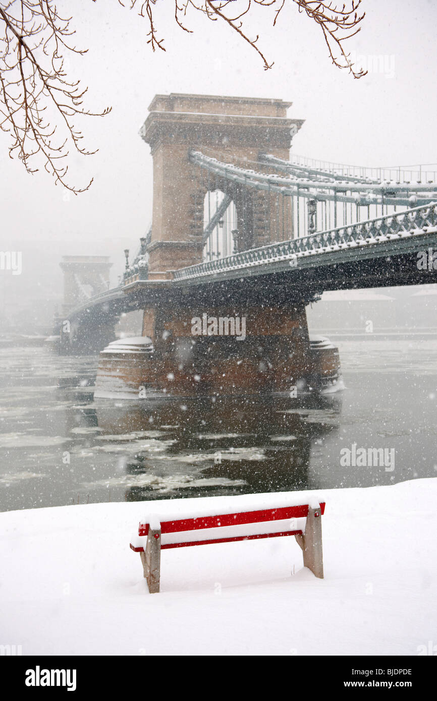 Szechenyi Chain Bridge (Széchenyi lánchíd) in a snow storm, crossing the Danube, Budapest, Hungay Stock Photo