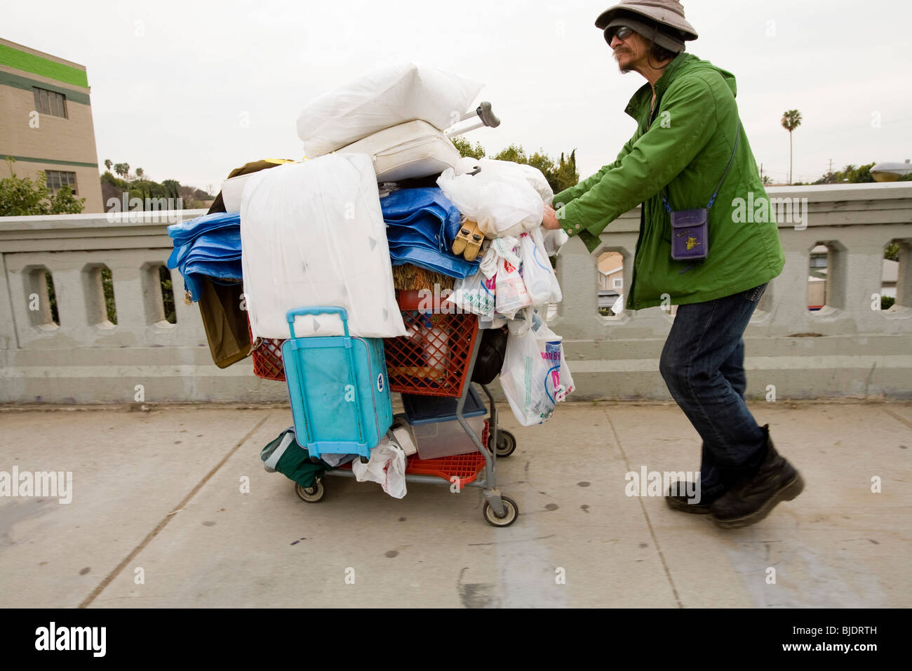 Shopping cart homeless hires stock photography and images Alamy