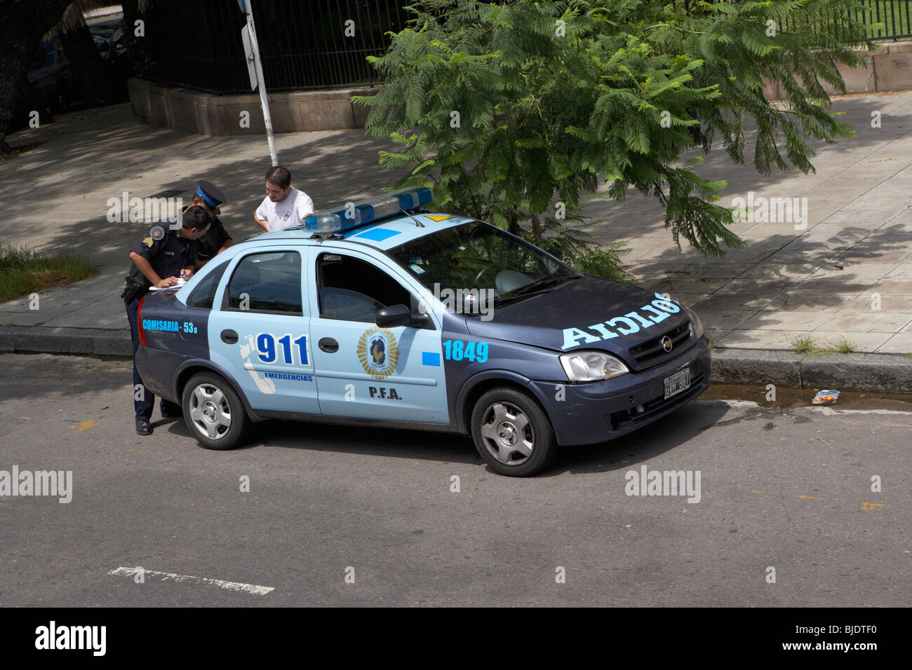 policia police car stop and question another driver in capital federal buenos aires republic of argentina south america Stock Photo