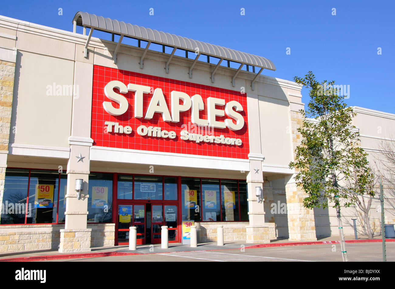 Staples store hi-res stock photography and images - Alamy