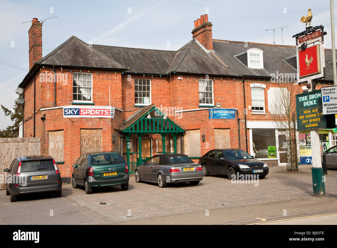 Closed public house, Crowthorne Stock Photo