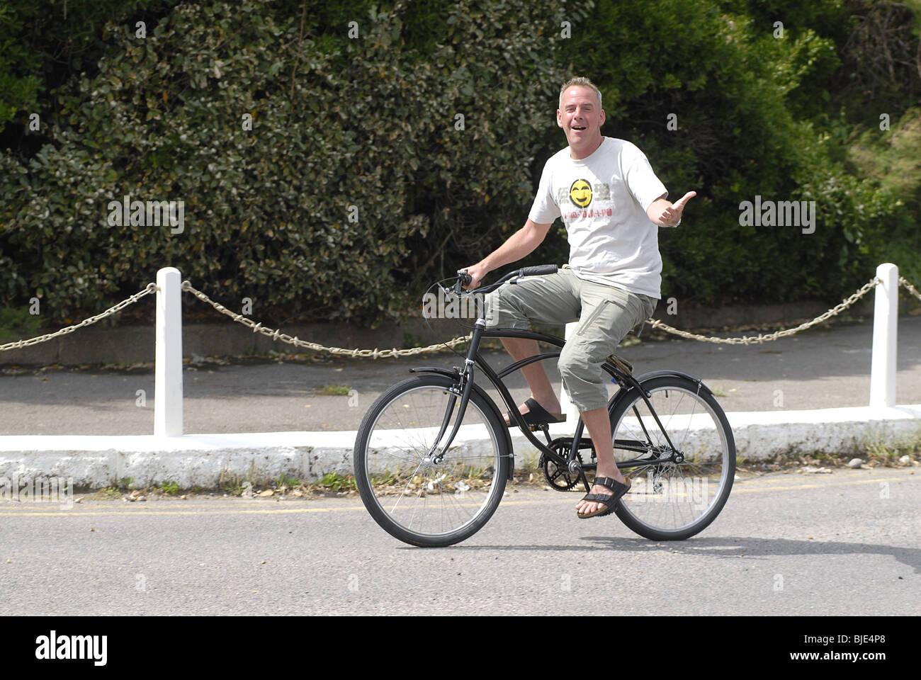 NORMAN COOK (FAT BOY SLIM) CYCLING UP TO HIS HOUSE IN HOVE. Stock Photo